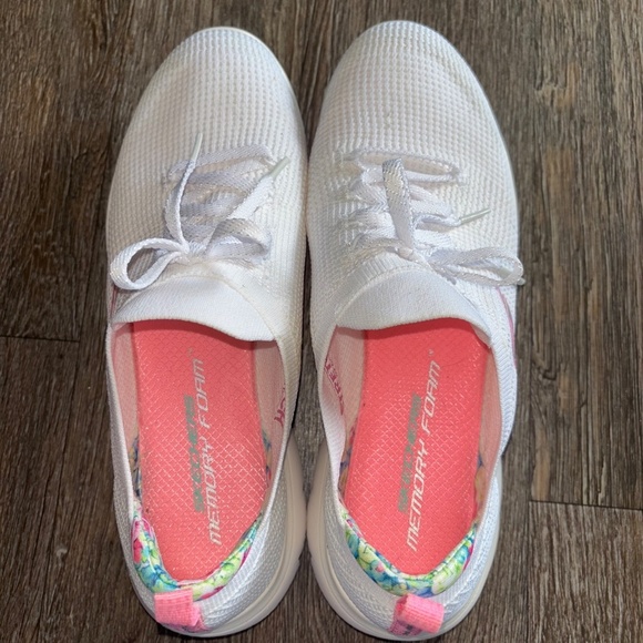 Ladies 9:5 Skechers memory foam sneakers - Picture 2 of 9